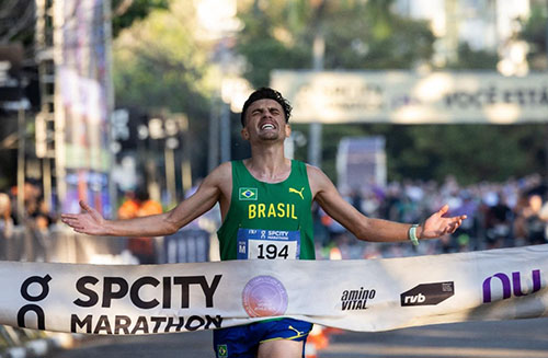Ederson Vilela na On SP City Marathon 2025 / Foto: Boliche Fotografia e Filmes Ederson Vilela na On SP City Marathon 2025 / Foto: Boliche Fotografia e Filmes
